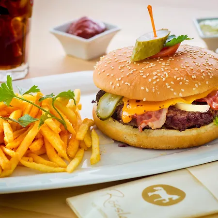 酒店 金色弗拉格餐厅酒店 4*