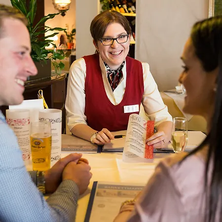 金色弗拉格餐厅酒店 4* 路德维希堡